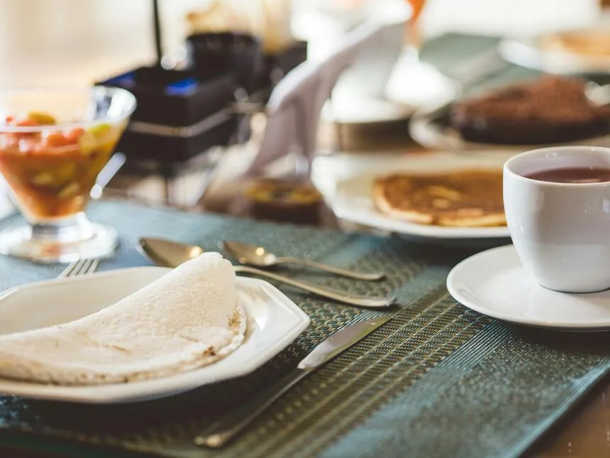 10 Cafés da Manhã Baratos e que Sustentam Muito