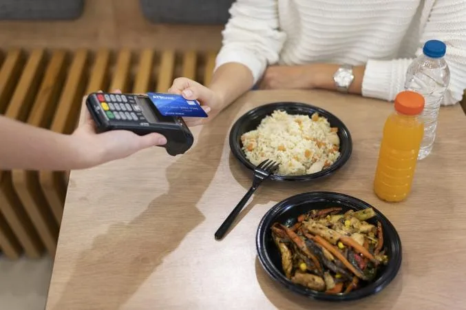 Quanto Custa Comer Fora Todos os Dias? A Conta Pode Surpreender